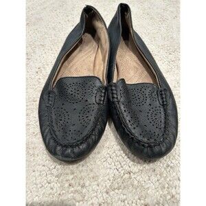 NATURALIZER Women’s Black Loafer with Punch Detailing Size 6.5